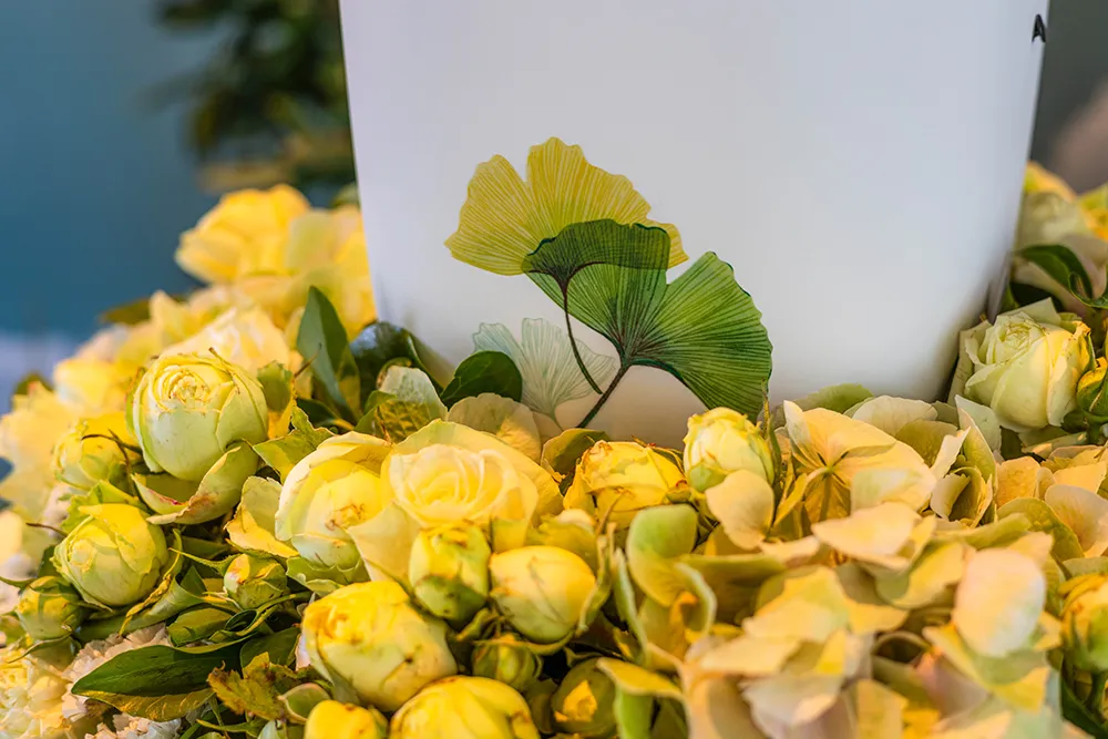 Urne mit gelben Rosenkranz - MEMORIS® Bestattungen