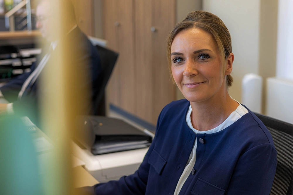 Frau Burgdorf am Empfang - MEMORIS® Bestattungen