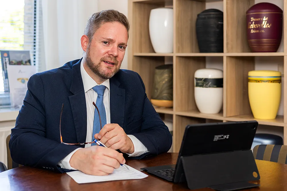 Malte Quast füllt ein Formular aus